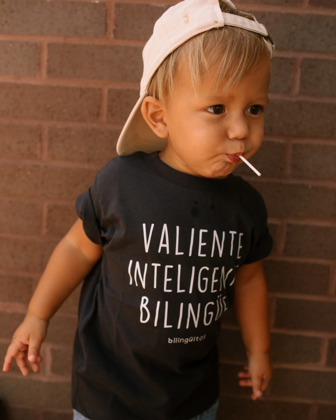 Valiente Inteligente Bilingüe Tee