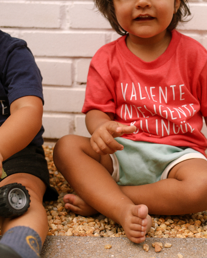 Valiente Inteligente Bilingüe Tee