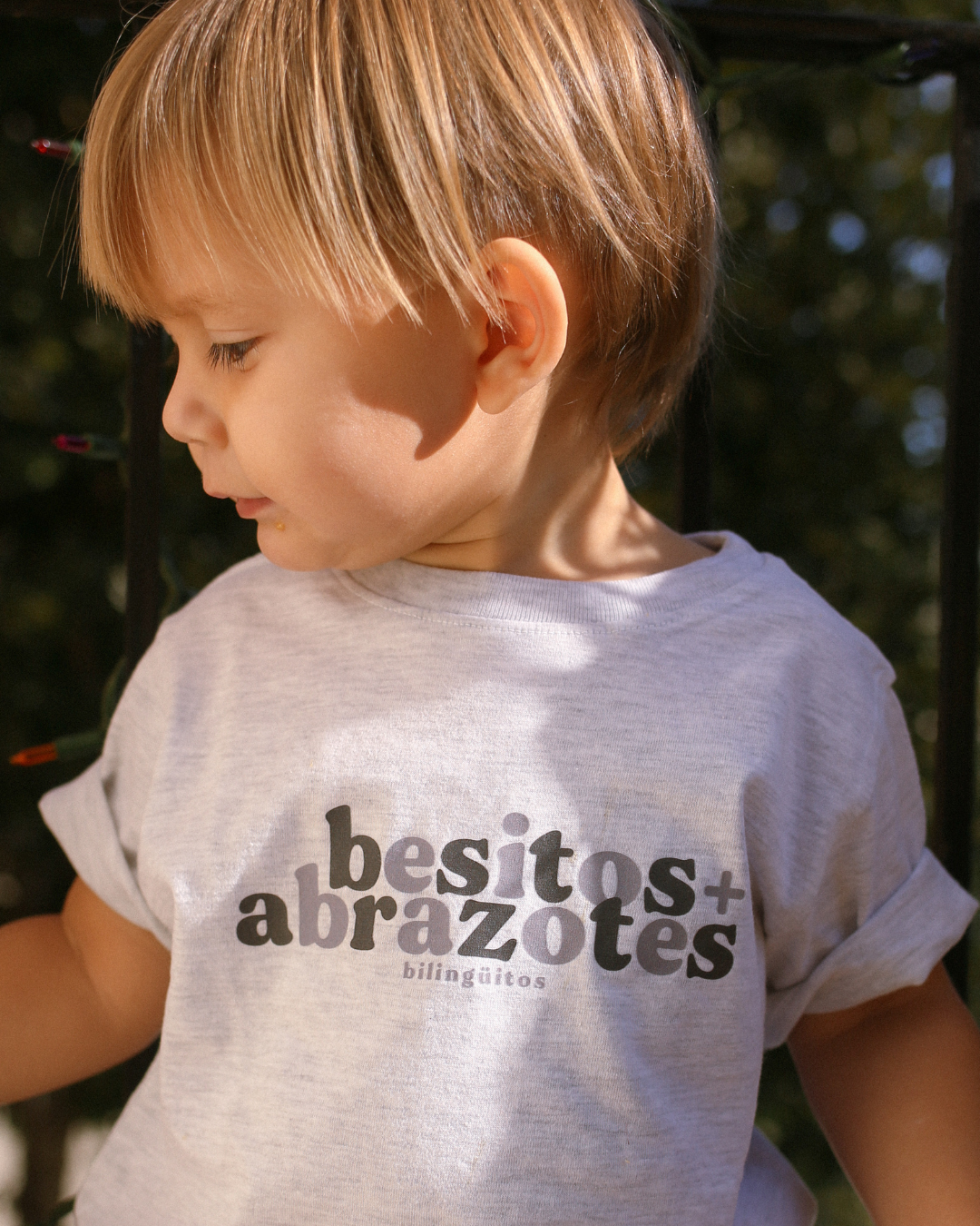 Besitos y Abrazotes tee